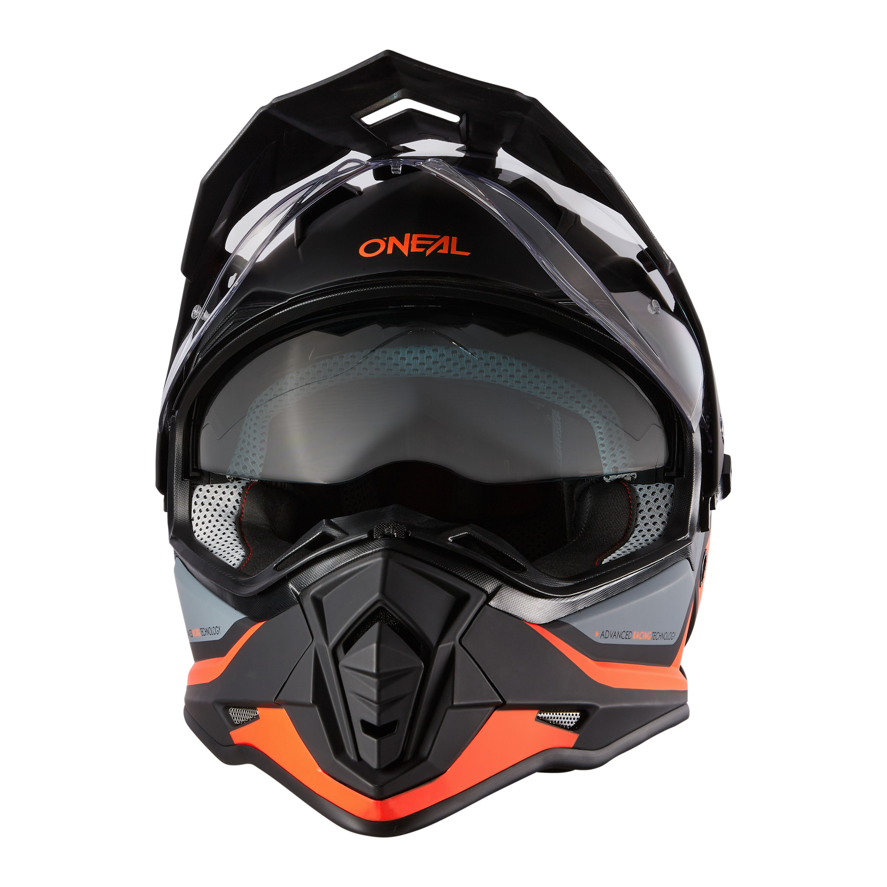 Ein schwarzer und orangefarbener O'NEAL SIERRA Helm R Motocross-Helm mit getöntem Visier, Belüftung und stabilem Kinnschutz, dargestellt von vorne auf schwarzem Hintergrund.