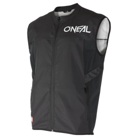 L'O'NEAL Soft Shell MX Vest è un gilet nero senza maniche con zip frontale, logo "O'NEAL" bianco sul petto a sinistra, pannelli laterali in rete elasticizzata a 4 vie e una piccola etichetta rossa sull'orlo inferiore.