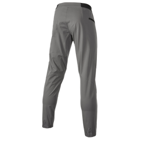 Los pantalones TRAILFINDER de O'NEAL presentan un corte entallado, rodillas preformadas para una mayor libertad de movimientos, una cintura negra y un bolsillo con cremallera en el lado derecho, perfectos para usarlos como pantalones de BTT.