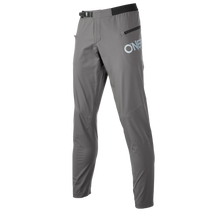 Los pantalones O'NEAL TRAILFINDER, pantalones deportivos grises de O'NEAL, tienen un corte entallado, una cintura ajustable, un bolsillo con cremallera y "ONE" en letras blancas en negrita en el muslo izquierdo para una libertad de movimiento óptima. Se muestra sobre un fondo blanco liso.