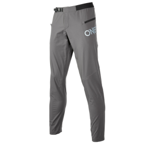 Los pantalones O'NEAL TRAILFINDER, pantalones deportivos grises de O'NEAL, tienen un corte entallado, una cintura ajustable, un bolsillo con cremallera y "ONE" en letras blancas en negrita en el muslo izquierdo para una libertad de movimiento óptima. Se muestra sobre un fondo blanco liso.