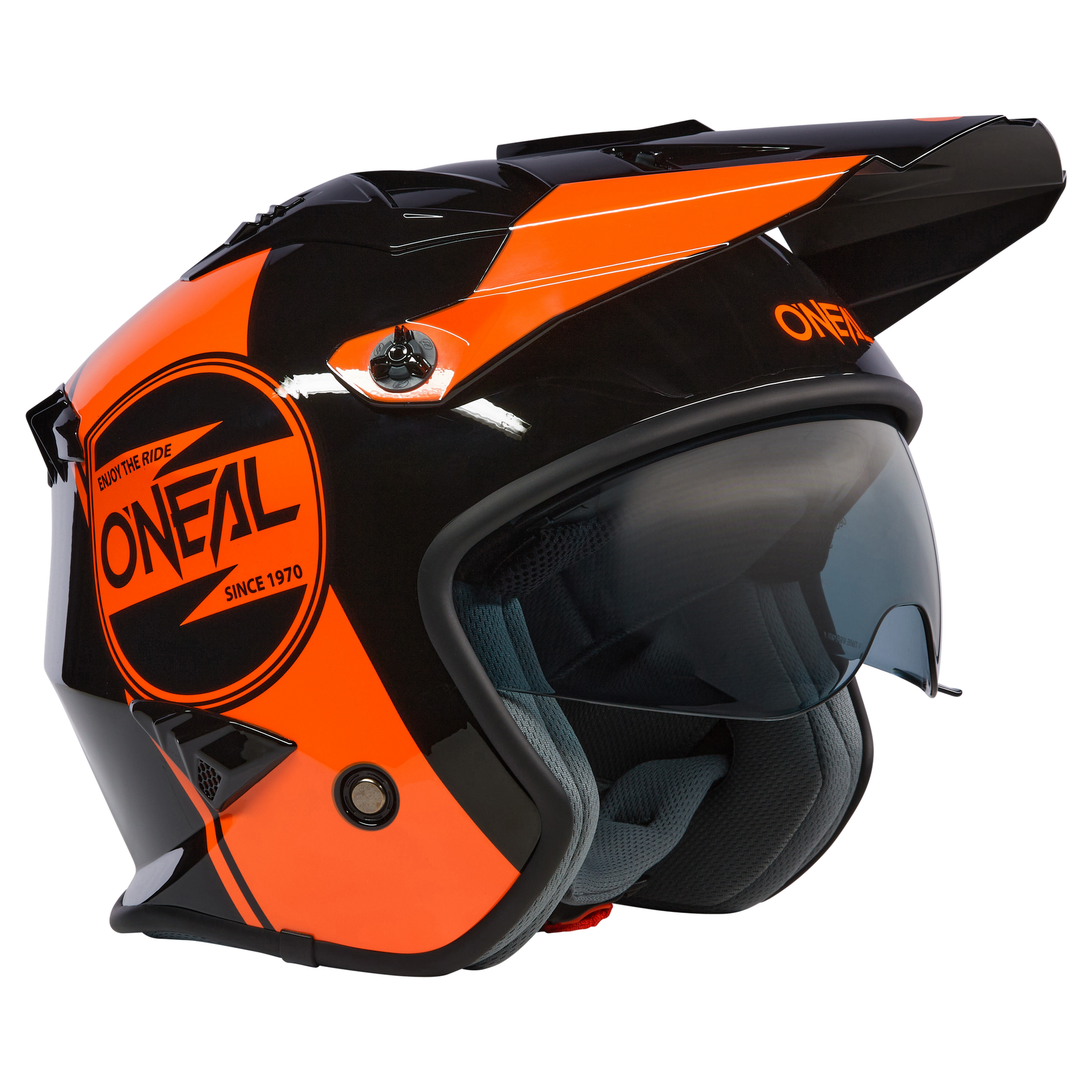 Der O'NEAL VOLT Helm CORP ist ein schwarz-orangefarbener Motorradhelm mit getöntem Visier, verlängertem Sonnenschirm, sichtbarem O'NEAL-Logo an der Seite, grauer Innenpolsterung und einem aerodynamischen Roller Helm Design.