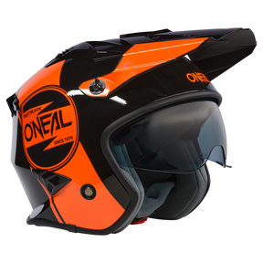 Il casco O'NEAL VOLT CORP è un casco da moto nero e arancione con visiera colorata, visiera parasole estesa, logo O'NEAL visibile sul lato, imbottitura interna grigia e design aerodinamico da scooter.