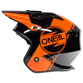 Il casco O'NEAL VOLT CORP è un casco da motocross nero e arancione con visiera, grafica geometrica e la scritta "ENJOY THE RIDE O'NEAL SINCE 1970" sul lato.