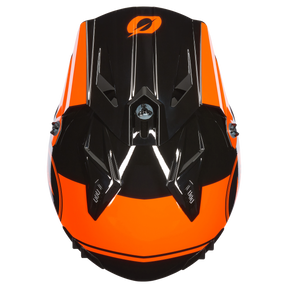 Vista dall'alto del casco O'NEAL VOLT CORP di O'NEAL in nero lucido e arancione, con linee angolari, logo centrale, superfici riflettenti ed elementi di design aerodinamici.