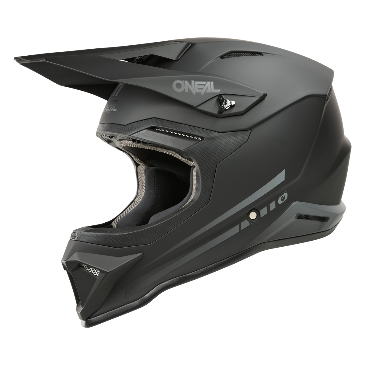 El casco O'NEAL 1SRS Solid es un casco integral de motocross negro mate con visera, detalles en gris, aberturas de ventilación angulares, mentonera y diseño aerodinámico en ABS de O'NEAL, mostrado desde un ángulo lateral.