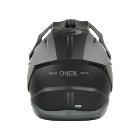 Vista posteriore del casco O'NEAL 1SRS Solid nero opaco con visiera e strisce grigie discrete, con il logo O'NEAL al centro, sviluppato per gli appassionati di motocross che cercano una tecnologia di alta qualità.
