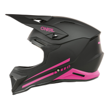 Der O'NEAL 1SRS Helm SOLID von O'NEAL zeichnet sich durch ein mattschwarzes Finish mit rosa Akzenten, ein rosa "ONEAL"-Logo an der Seite, hochwertige Technik, ein aerodynamisches Design und ein integriertes Visier aus.