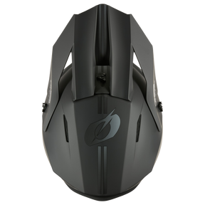 Il casco O'NEAL 1SRS Solid, mostrato qui sopra in nero opaco, è caratterizzato da aperture di ventilazione angolari e da un accattivante logo a forma di saetta, sviluppato da O'NEAL per una protezione eccezionale.