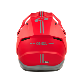La vista posteriore del casco rosso O'NEAL 1SRS Solid mostra strisce grigie, fessure di ventilazione e un logo O'NEAL grigio sul retro e combina tecnologia di alta qualità con sicurezza e stile.