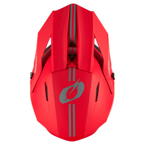 Il casco O'NEAL 1SRS Solid, visto dall'alto, è caratterizzato da una finitura rossa brillante con due strisce verticali argentate, un logo centrale stilizzato, prese d'aria angolari per la circolazione dell'aria e un marchio laterale: una testimonianza dell'ingegneria di alta qualità di O'NEAL.