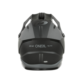 Il casco O'NEAL 1SRS Bambini Solid, nero da dietro, presenta due strisce grigie, il logo e il nome O'NEAL, prese d'aria posteriori angolari per la circolazione dell'aria e una robusta Calotta in ABS per una guida sicura nel motocross.
