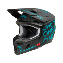Ein schwarzer und blaugrüner O'NEAL 3SRS Helm STATIC Vollgesichts-Motocross-Helm mit Visier, auffälligem "O'NEAL"-Schriftzug und Belüftungsöffnungen an der Vorderseite (von vorne links).