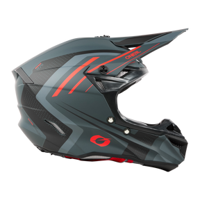 Le casque O'NEAL 5SRS Polyacrylite SPIKE est un casque ouvert noir mat et gris avec des accents rouges et une visière représentée du côté gauche sur un fond blanc sobre.