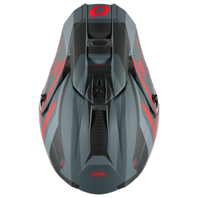 Vue de dessus du casque O'NEAL 5SRS Polyacrylite SPIKE, qui se distingue par un design élégant gris foncé avec des accents rouges, des lignes anguleuses et des éléments ABS liés à la sécurité de la collection de casques de motocross O'NEAL.
