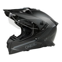 Der mattschwarze O'NEAL A-SRS Helm SOLID verfügt über ein klares Visier, ein aerodynamisches Profil mit kantigen Linien, schlanke Seitenschlitze, ein O'NEAL-Logo und ist Bluetooth-fähig. Hergestellt aus Fiberglas für Motorradfahrer.