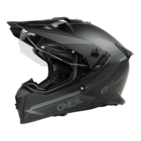 Le casque noir mat O'NEAL A-SRS SOLID dispose d'une visière claire, d'un profil aérodynamique avec des lignes anguleuses, de fentes latérales fines, d'un logo O'NEAL et est compatible Bluetooth. Fabriqué en fibre de verre pour les motards.