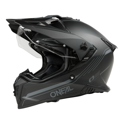 Le casque noir mat O'NEAL A-SRS SOLID dispose d'une visière claire, d'un profil aérodynamique avec des lignes anguleuses, de fentes latérales fines, d'un logo O'NEAL et est compatible Bluetooth. Fabriqué en fibre de verre pour les motards.