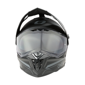 Le casque O'NEAL A-SRS Helmet SOLID est un casque de moto noir et gris avec une visière claire relevée, un rembourrage intérieur visible, des caractéristiques aérodynamiques et un design compatible avec le Bluetooth, illustré sur un fond noir.