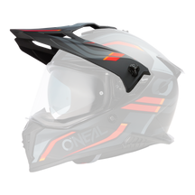 El Casco O'NEAL Visor A-SRS SPIKE es un casco de moto negro y gris con detalles en rojo y naranja, una visera transparente y un diseño aerodinámico anguloso.