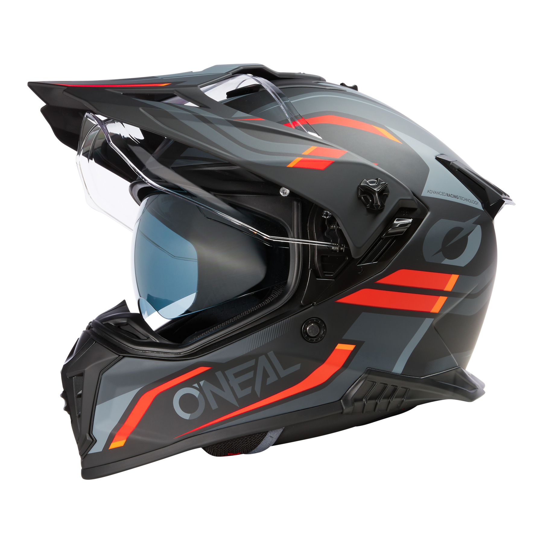Ein mattschwarzer O'NEAL A-SRS Helm SPIKE mit kantigem Design, roten und orangefarbenen Streifen, klarem Visier, Sonnenblende und Belüftung ist im Seitenprofil vor einem schwarzen Hintergrund abgebildet.