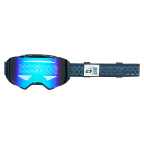Blaue Motocross-Brillen, wie die O'NEAL B-22 Goggle STATIC, verfügen über eine reflektierende blaue Scheibe und ein gemustertes blaues Band mit einem weißen Aufnäher mit dem "RACE"-Logo.