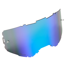 Die O'NEAL B-22 & B-33 Goggle-Ersatzlinse mit Tear Off Pins ist eine gebogene, blau-violett irisierende Linse mit gekerbten Kanten und seitlichen Befestigungspunkten, die für O'NEAL-Schutzbrillen oder -Helme entwickelt wurde.