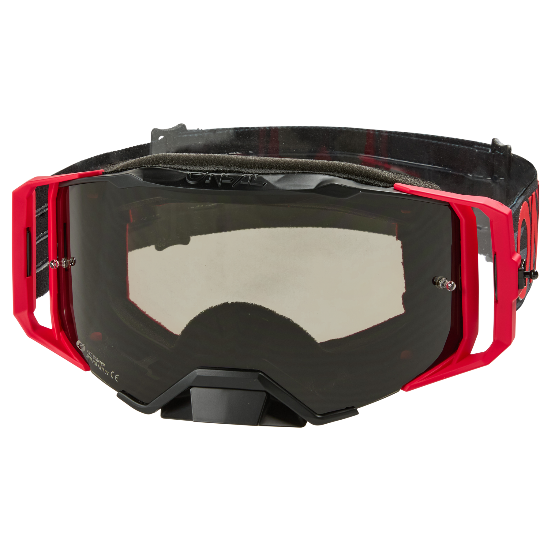 Le masque O'NEAL B-33 ICTUS a un large verre teinté, un repose-visage rembourré et une bande noire ajustable avec des accents rouges pour le motocross.