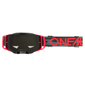 Le masque O'NEAL B-33 ICTUS se caractérise par un design noir et rouge, des verres teintés foncés et une bande grise avec une inscription "O'NEAL" rouge très voyante - des lunettes de motocross ou de VTT idéales pour tous les pilotes.