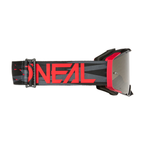 Le masque O'NEAL B-33 ICTUS a un cadre noir et rouge avec des verres teintés et l'inscription "O'NEAL" en rouge vif sur la sangle ajustable O'NEAL. Elle offre un style motocross accrocheur avec des accents rouges et noirs assortis.