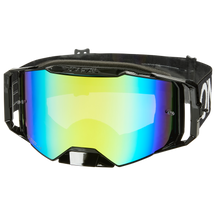 Ein Paar O'NEAL B-55 Goggle CRAM mit schwarzem Rahmen, einer breiten reflektierenden Scheibe in gelben, blauen und grünen Tönen, UV-Schutz und einem verstellbaren schwarzen Gummiband.