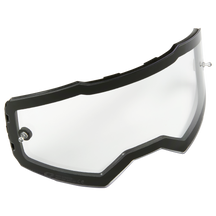 La lente de repuesto para gafas O'NEAL B-55 con patillas arrancables es una lente de repuesto transparente, ligeramente curvada, con montura negra, diseñada para cascos deportivos o de moto O'NEAL.