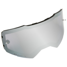 La Lente de Gafas de Recambio O'NEAL B-55 con Pasadores Rasgables es una lente curva transparente con pasadores de montaje a cada lado y un borde superior negro sobre fondo blanco.