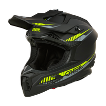 El casco O'NEAL C-SRS Solid es un casco de motocross negro con gráficos amarillos y grises, visera y ventilación. Ofrece la máxima seguridad, la llamativa marca O'NEAL y un diseño moderno y vanguardista para un look elegante en cada salida.