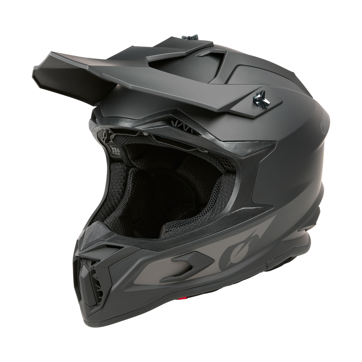 Der O'NEAL C-SRS Helm SOLID ist ein mattschwarzer Fullface-Motocross-Helm mit Visier und Belüftungsöffnungen, der auf und abseits der Rennstrecke maximale Sicherheit und ein stilvolles Aussehen bietet. Hier in einem Winkel vor einem schlichten Hintergrund abgebildet.