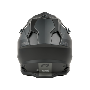Il casco Solid di O'NEAL C-SRS, di colore nero opaco, presenta aperture di ventilazione angolari, il logo O'NEAL, dettagli aerodinamici e un look elegante per la massima sicurezza.