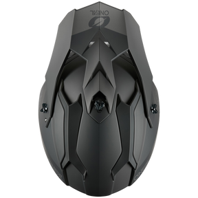 Vista dall'alto del casco O'NEAL C-SRS Solid, di colore nero opaco, con il suo design futuristico e angolare, le sorprendenti aperture di ventilazione e il logo O'NEAL in alto per la massima sicurezza e un look elegante.