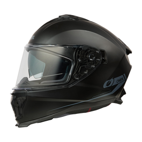 El casco O'NEAL Challenger Solid en negro mate tiene una visera transparente, aberturas de ventilación y el logotipo de O'NEAL en el lateral.