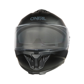El casco O'NEAL Challenger Solid es un casco integral negro para moto con visera transparente y el logotipo "O'NEAL" en la parte superior. Está hecho de material ABS resistente y se muestra de frente sobre un fondo negro.