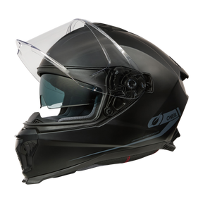 El casco O'NEAL Challenger Solid es un casco de ABS negro mate con visera abatible transparente, visor solar interior tintado, diseño aerodinámico, ventilación lateral para mayor comodidad y el logotipo de O'NEAL.