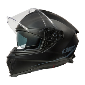 El casco O'NEAL Challenger Solid es un casco integral negro mate con visera transparente, pantalla interior tintada oscura, aberturas de ventilación y el logotipo de O'NEAL en el lateral. Está fabricado con material ABS resistente.