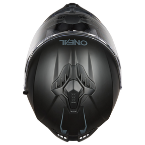 Vista superior del casco O'NEAL Challenger Solid de O'NEAL en negro mate con visera transparente, diseño de ventilación angular y logotipo O'NEAL invertido en la parte superior.