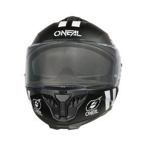 Vista frontal del casco O'NEAL Challenger WARHAWK en negro con visera transparente, con franjas blancas y logotipos O'NEAL en la parte superior y los laterales, ideal para ciclismo, mostrado sobre un fondo negro liso.