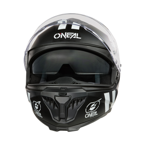 El casco O'NEAL Challenger WARHAWK en blanco y negro tiene visera transparente, aberturas de ventilación y logotipos O'NEAL en la frente y la barbilla, perfectos para los aficionados a las motos, sobre fondo negro.