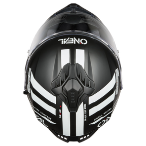 El casco O'NEAL Challenger WARHAWK es un casco integral negro con llamativas rayas blancas y el logotipo de O'NEAL en la parte superior. Tiene una visera transparente y aberturas de ventilación frontales para una circulación óptima del aire.