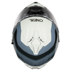 Vista frontale del casco O'NEAL Challenger EXO, un casco da moto bianco-grigio con visiera trasparente, design a spigoli vivi e logo O'NEAL sulla testa: l'ideale per ogni appassionato di moto.