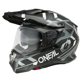 Der O'NEAL D-SRS Helm SQUARE in Schwarz und Grau zeichnet sich durch geometrische Muster, ein klares Visier, einen robusten Kinnschutz und einen auffälligen weißen "ONEAL"-Schriftzug aus - eine Kombination aus Stil und Schutz als Motorradhelm der Spitzenklasse.