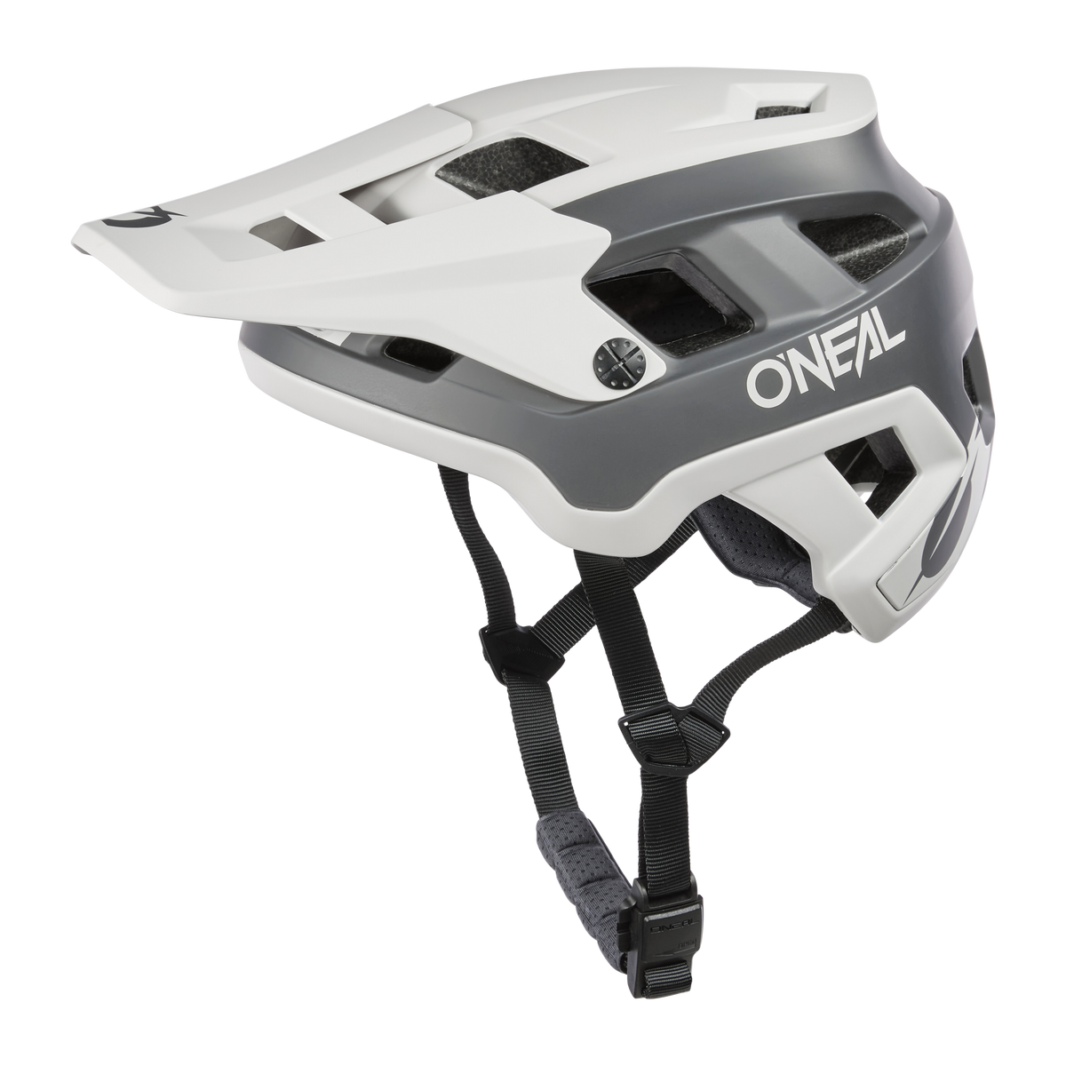 Der O'NEAL DEFENDER Helm SOLID in Weiß und Grau verfügt über ein Visier, Belüftungslöcher und einen verstellbaren Kinnriemen - perfekt für das vielseitige Enduro-Biken.