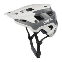 El casco O'NEAL Defender Solid en blanco y gris tiene visera, orificios de ventilación y mentonera ajustable: perfecto para la práctica versátil del enduro.
