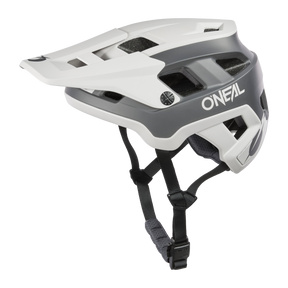 El casco O'NEAL Defender Solid en blanco y gris tiene visera, orificios de ventilación y mentonera ajustable: perfecto para la práctica versátil del enduro.